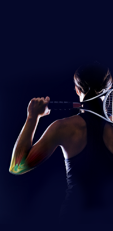 Joueuse de tennis tenant une raquette derrière l’épaule